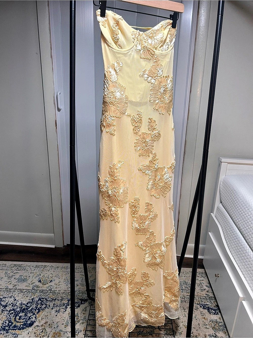 Elliatt Floral Lace Maxi Dress in Yellow Size Large Like New